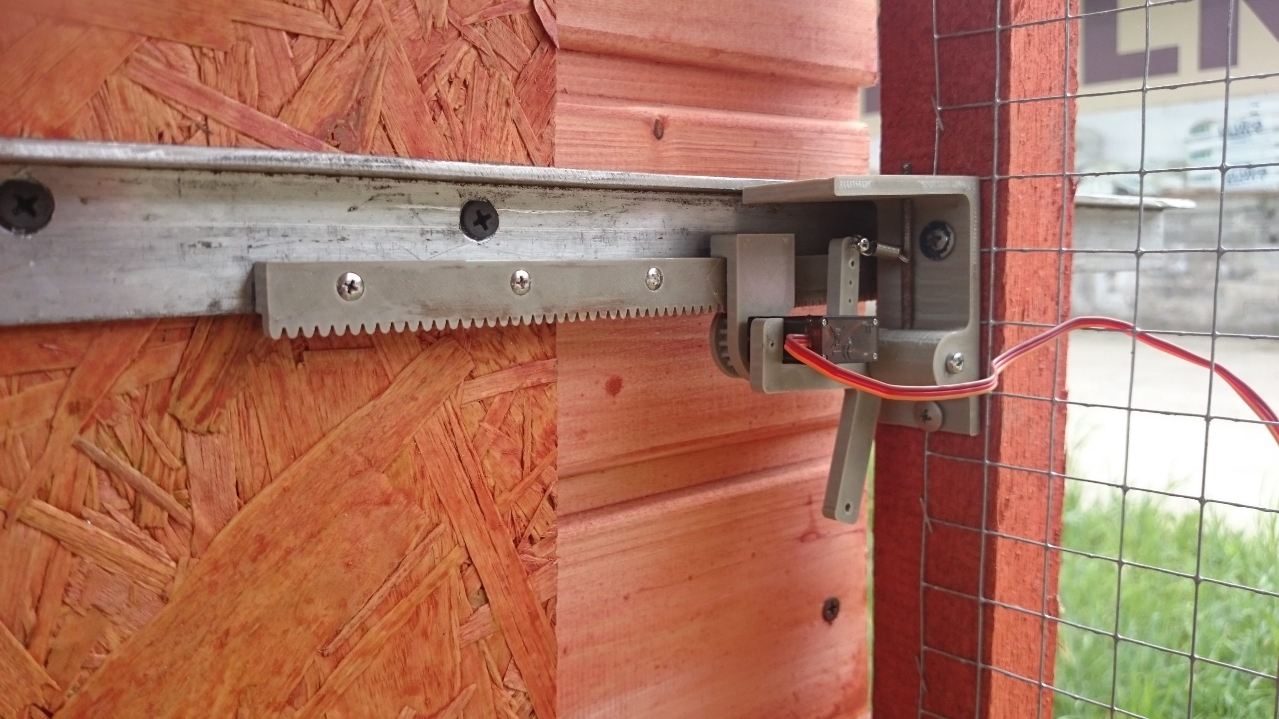 Automatyczna zasuwa drzwiczek do kurnika